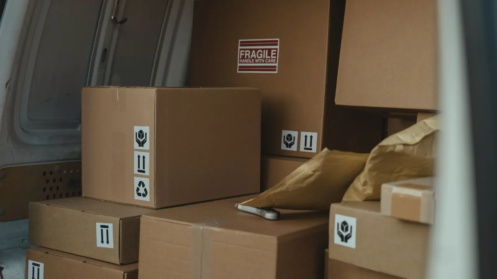Multiple unbranded parcels organized inside a delivery van for multichannel fulfillment